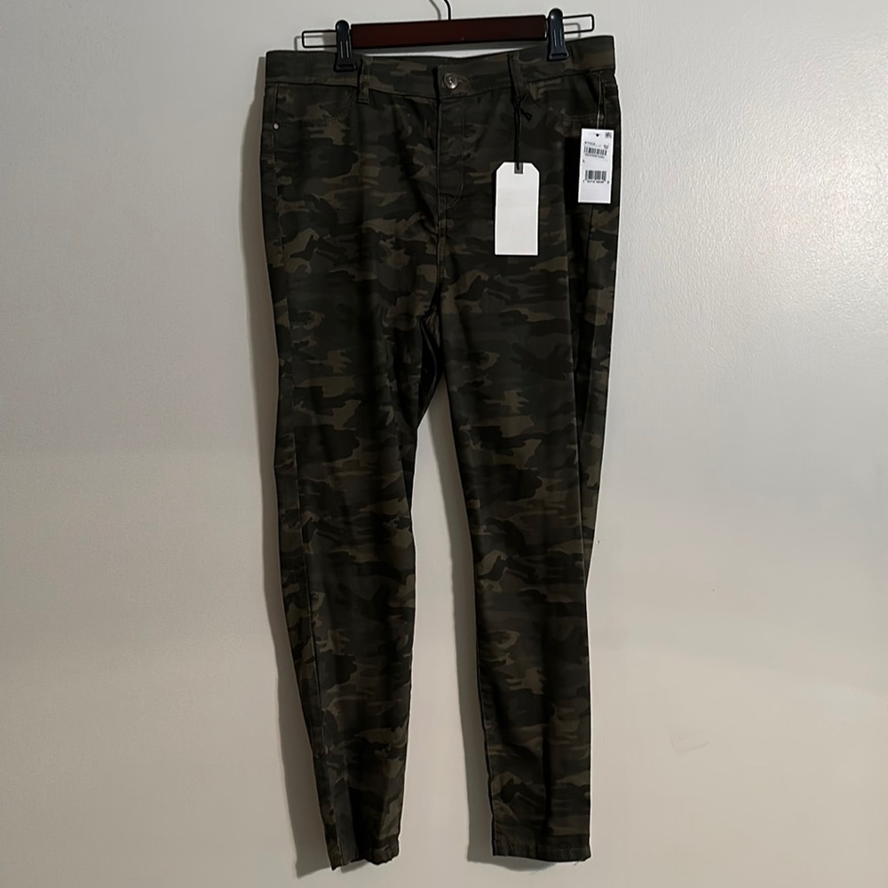 Vanilla Star High Rise Green Camo Pull-On Jeans, Size L, NWT